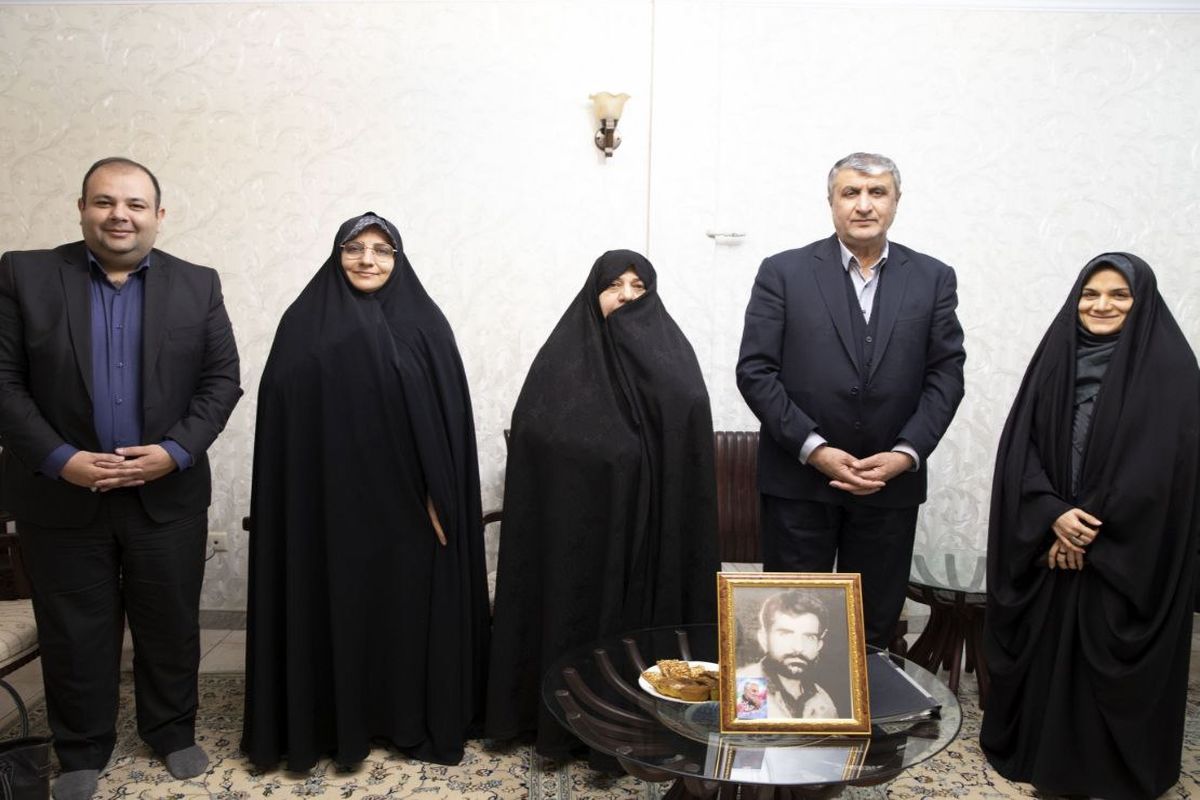 دیدار رییس سازمان انرژی اتمی با خانواده شهید حسین‌زاده احمدی