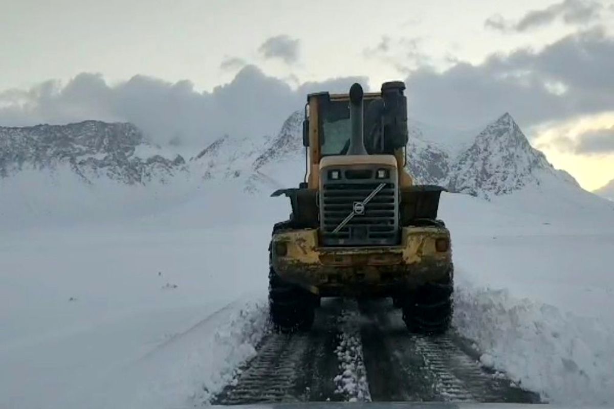 قطع راه دسترسی ۹۳ روستای ازنا  درپی بارش برف