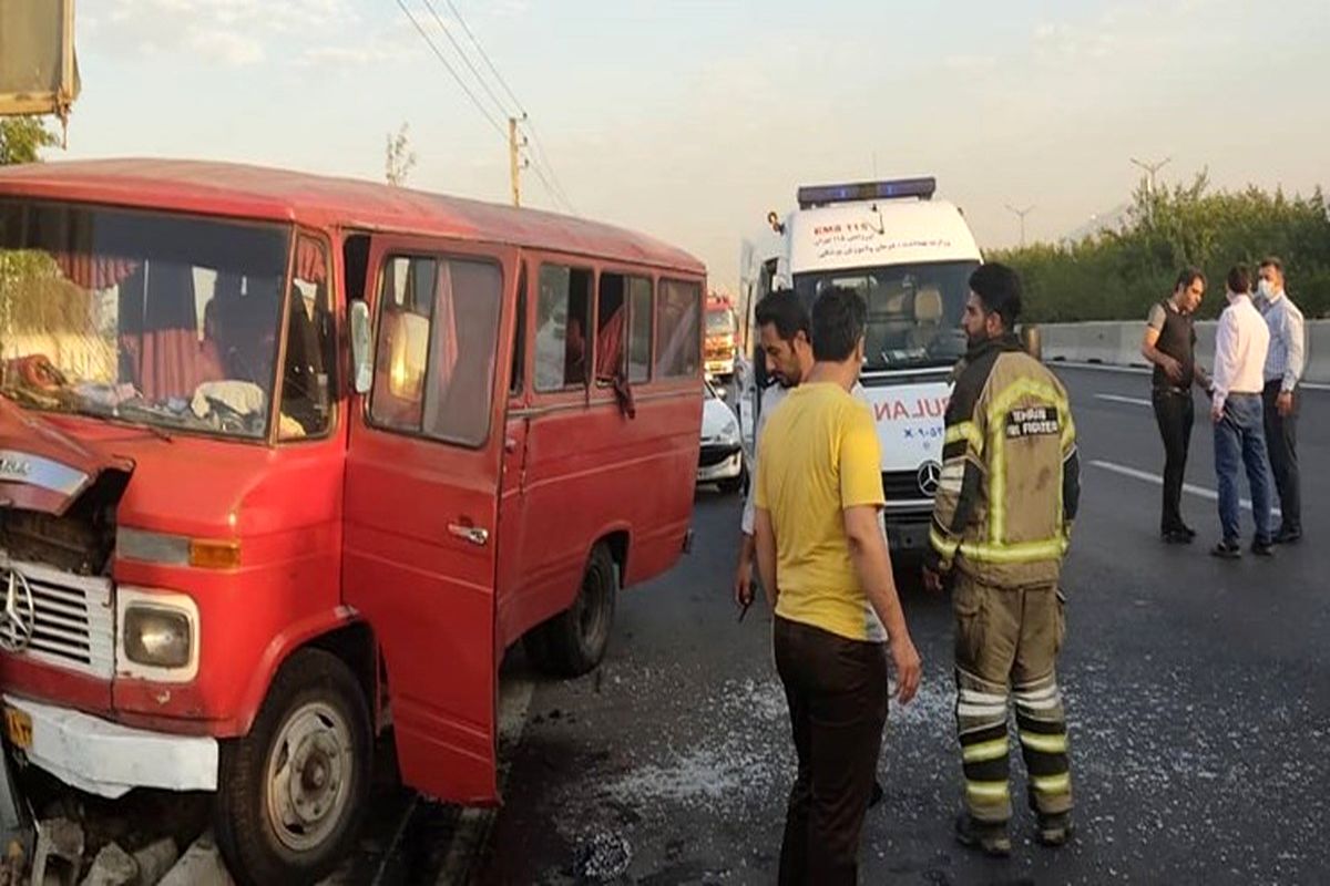 ۱۵ مصدوم در تصادف دو مینی بوس در جاده بوئین زهرا به قزوین