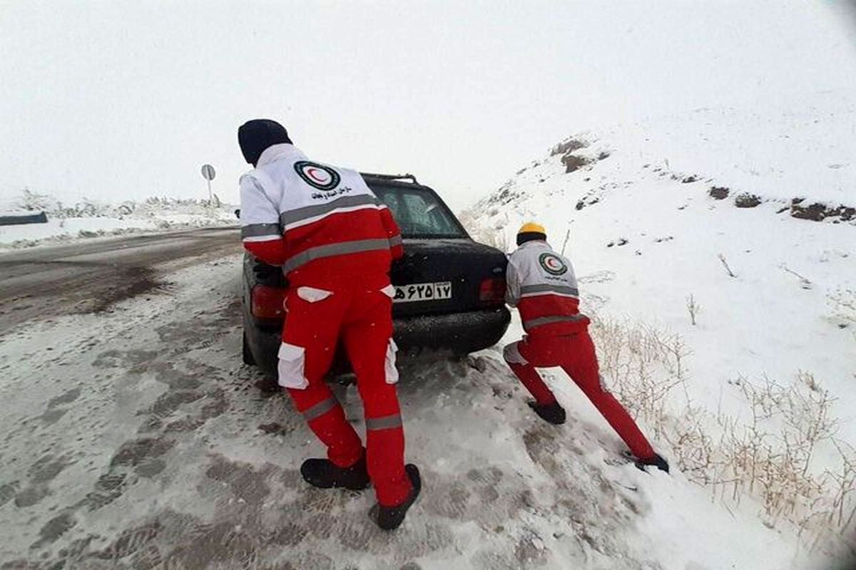 امدادرسانی به بیش از ۲۶ هزار نفر  از شهروندان متاثر از برف/بیش از هزار خودرو از برف رها شدند