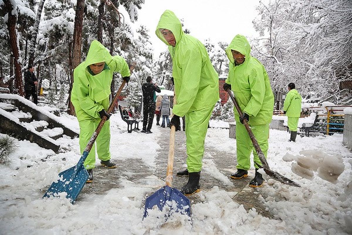 اماکن اصلی شهر تهران توسط ۱۰ هزار نیروی شهرداری برف روبی شد
