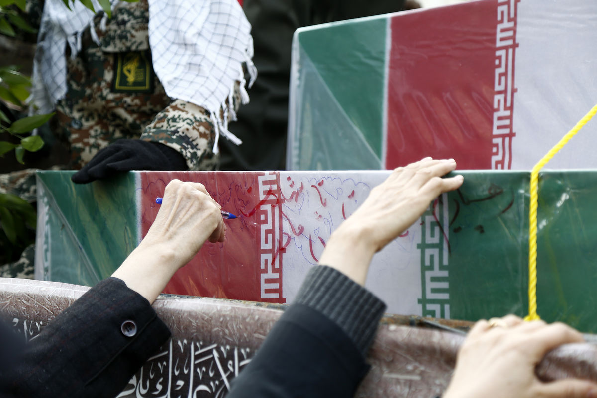 پیکرهای ۱۰ شهید  دوران دفاع مقدس در شیراز تشییع شد