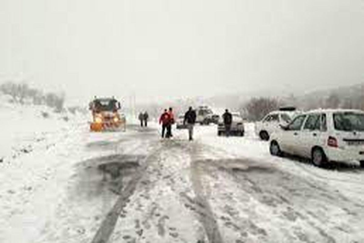 بارش سنگین برف در جاده‌های مناطق سردسیری کهگیلویه و بویراحمد