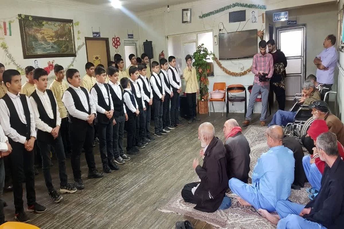 اجرای گروه سرود پسران خورشید در خانه سالمندان یاسوج