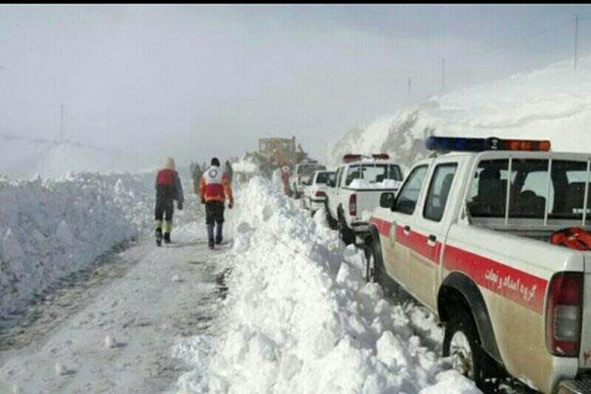 امداد رسانی جمعیت هلال احمر استان کهگیلویه و بویراحمد به روستای محاصر در برف شهنگ شهرستان مارگون