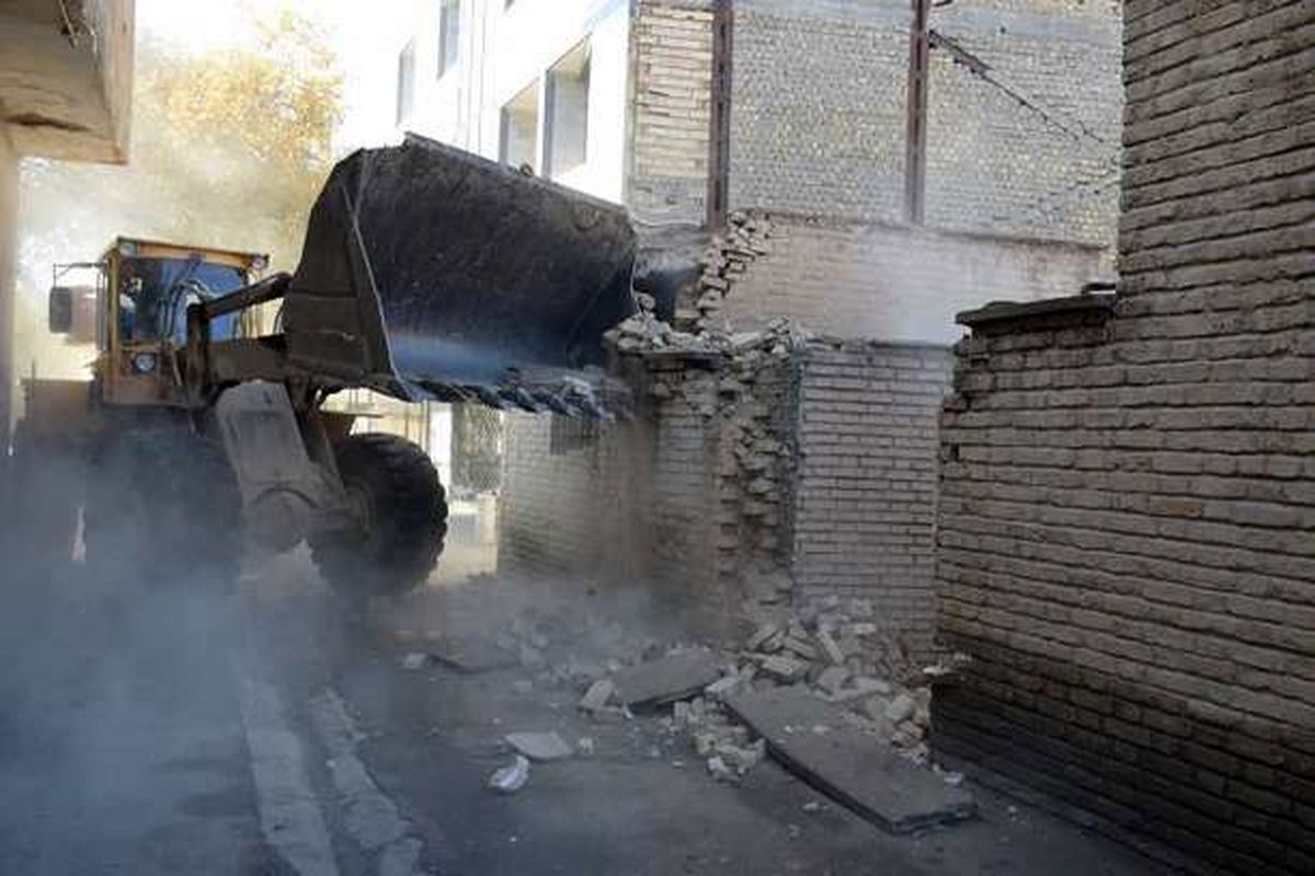 تخریب املاک رهاشده در منطقه ۱۱ تهران/ مالکین املاک رها شده به اخطارها بی تفاوت نباشند