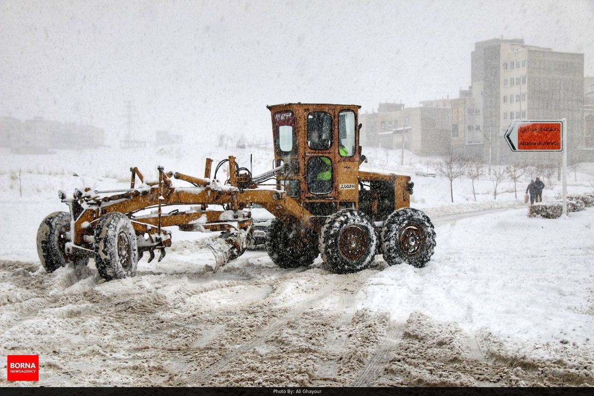 رهاسازی ۱۲۰ خودروی گرفتار در برف در آذربایجان غربی