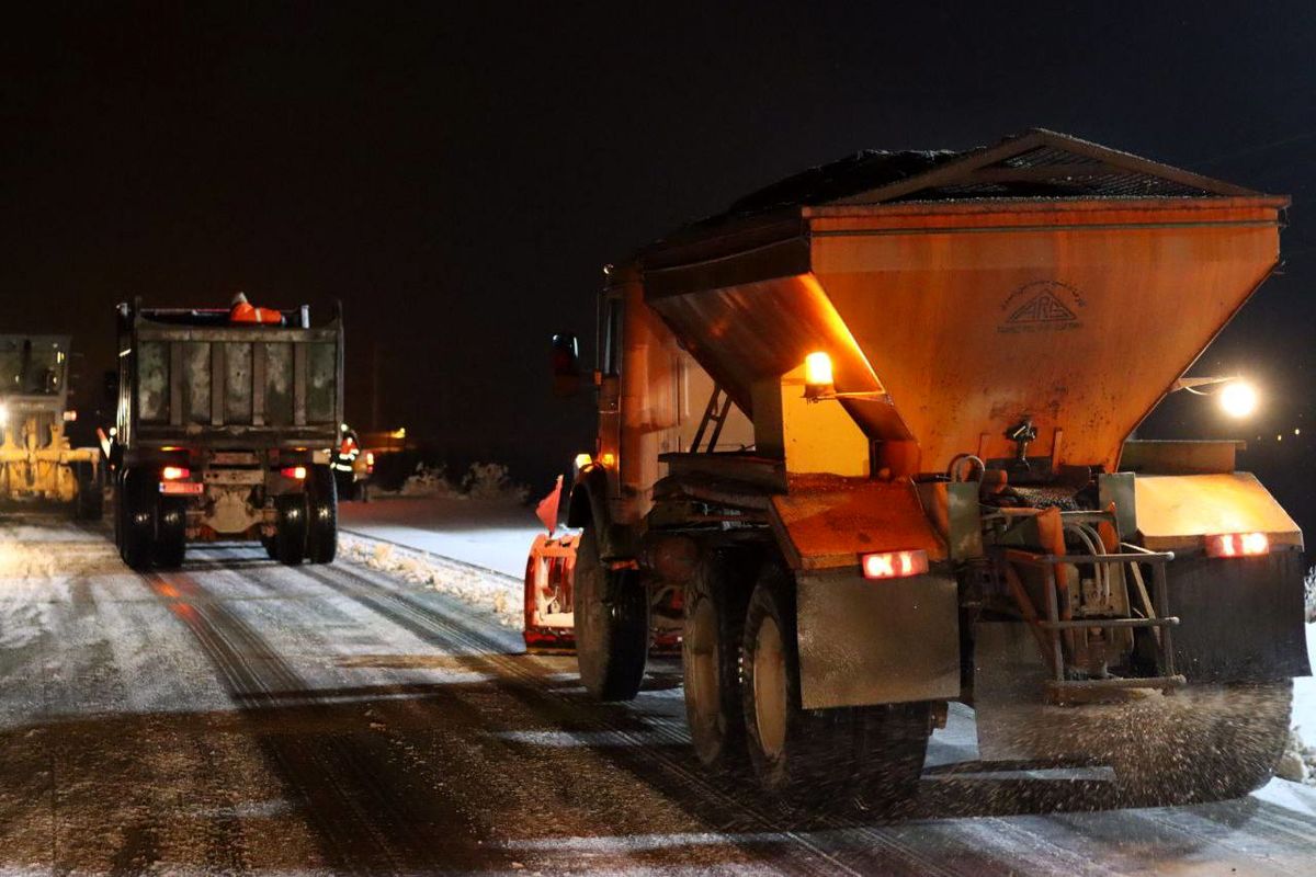 برف روبی بیش از ۷۰۰ کیلومتر در محورهای ارتباطی آذربایجان‌غربی طی ۲۴ ساعت گذشته