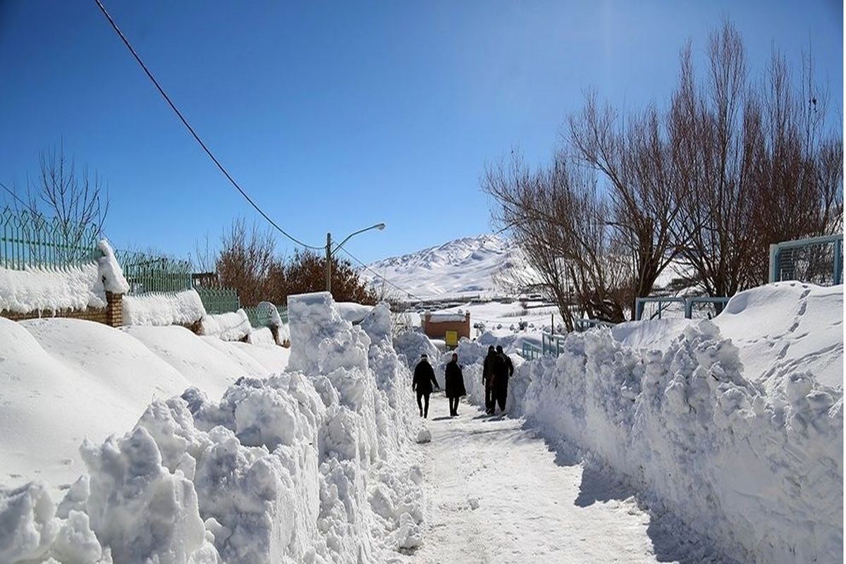 برف راە ارتباطی ۲٨۳ روستای کردستان را بست