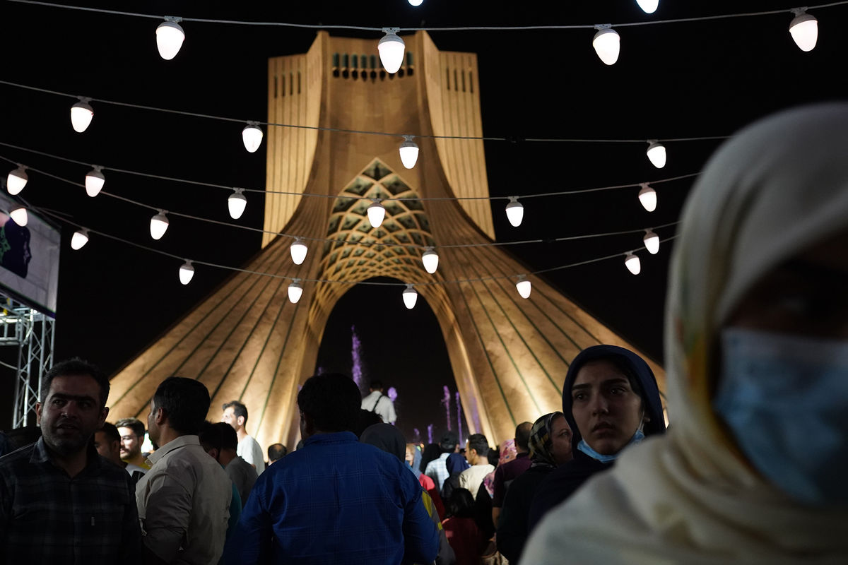 نورافشانی در میدان آزادی و ۲۴ نقطه پایتخت همزمان با سالگرد پیروزی انقلاب