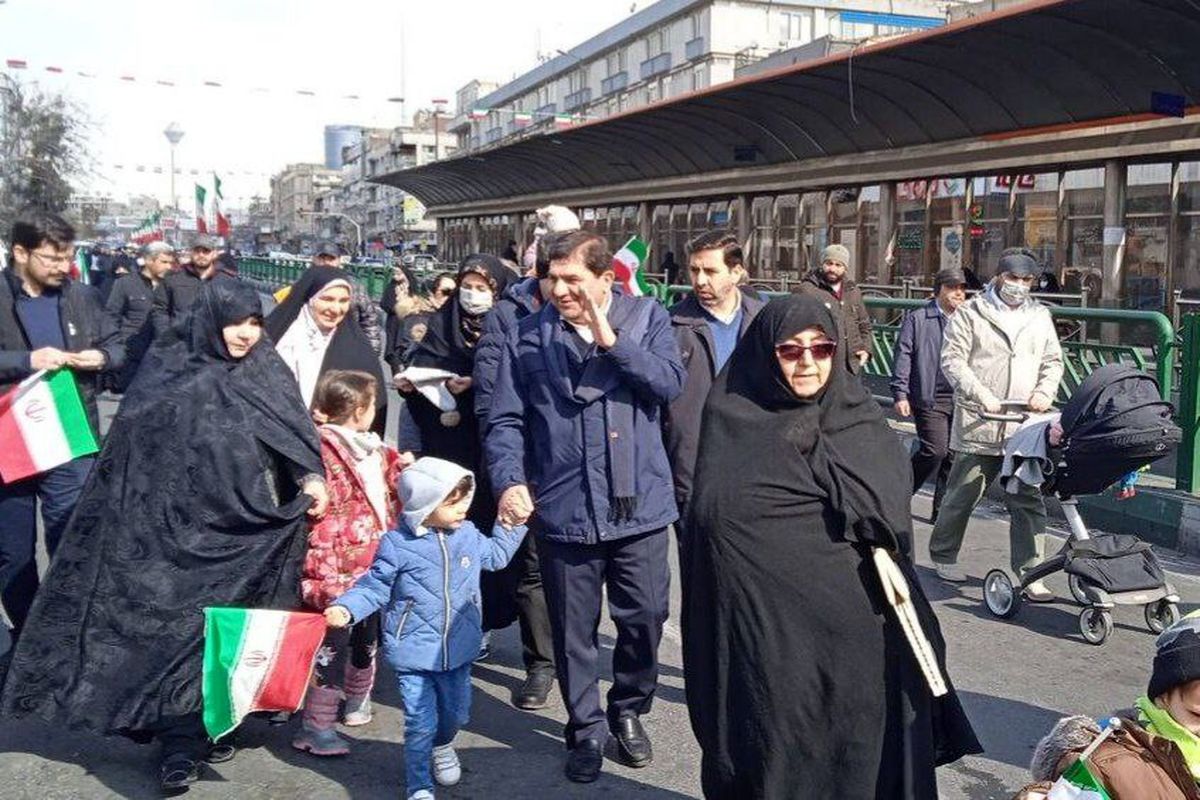 حضور مخبر به همراه خانواده‌اش در راهپیمایی ۲۲بهمن