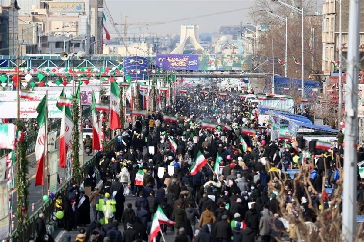 نظافت و پاکسازی معابر تهران بلافاصله بعد از اتمام راهپیمایی