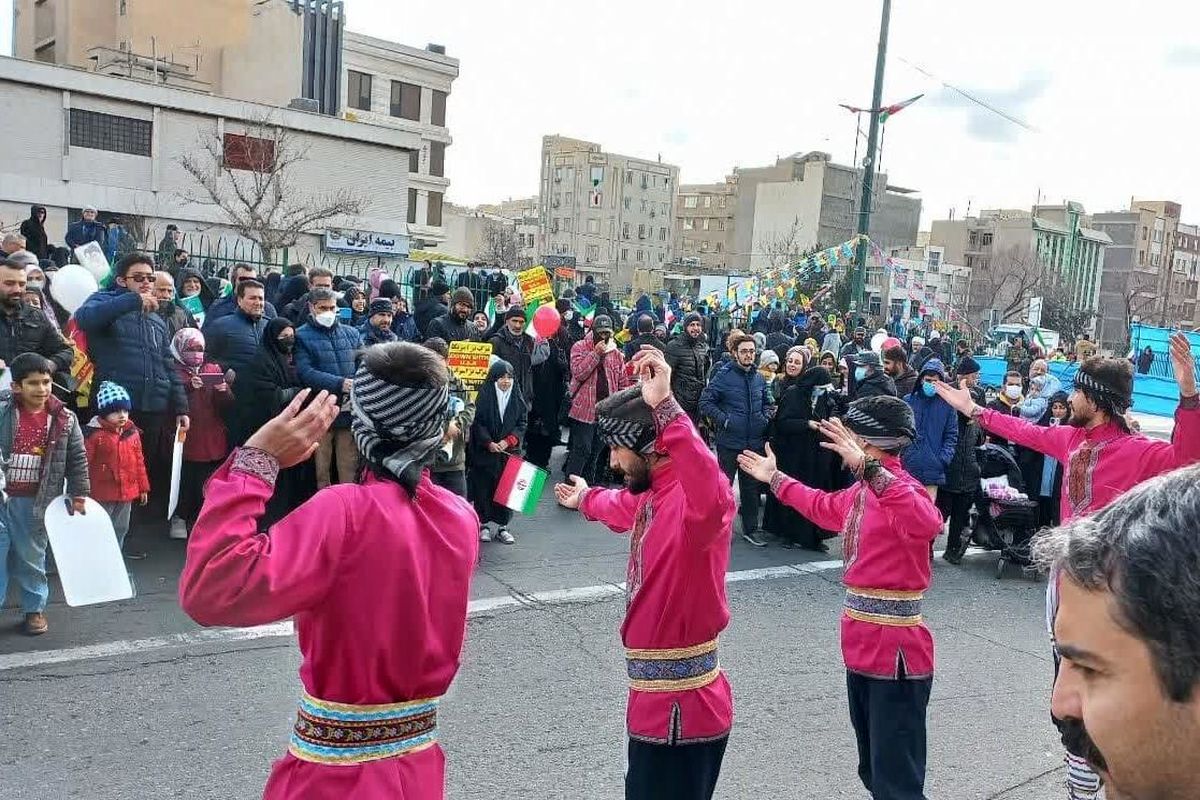 اجرای موسیقی فولکلوریک خراسان شمالی در مسیر راهپیمایی تهران
