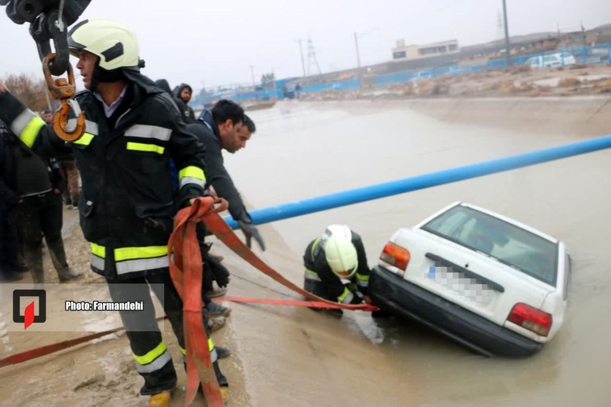 سقوط خودرو با راننده در کانال آب