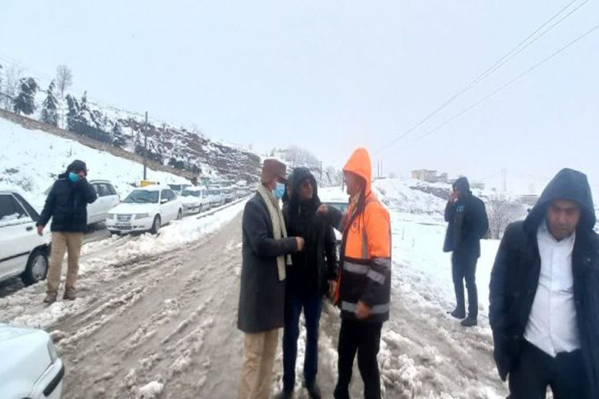 فعالیت ۱۵۰ نیرو و ۸ دستگاه برف روف شهرداری یاسوج جهت بازگشایی معابر شهر