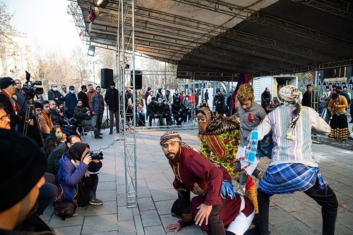 جمعه بازار تئاتری‌ها در تهران/ شمالی‌ها به خیابان آمدند!