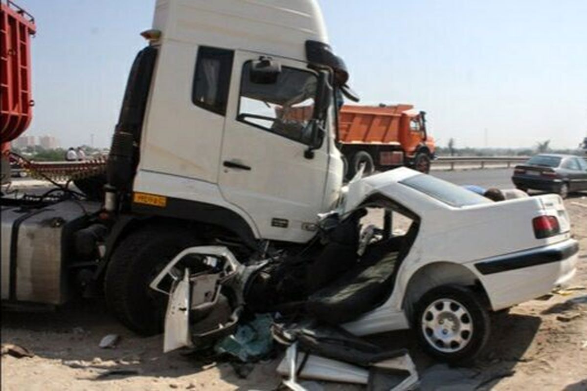 برخورد پژو پارس با تریلر در جاده یاسوج_ اصفهان ۱۰ مصدوم در پی داشت