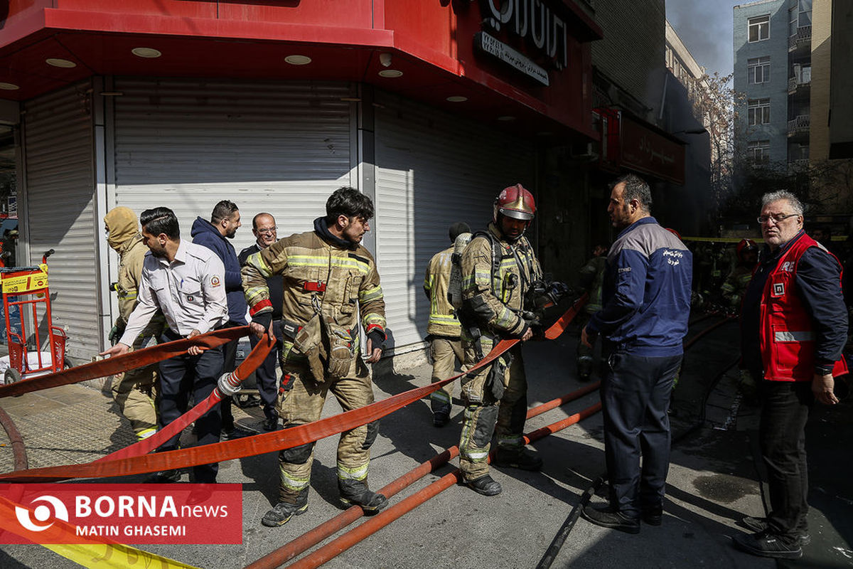 آتش نشانان ۵ نفر را از آتش ساختمان خیابان انقلاب نجات دادند