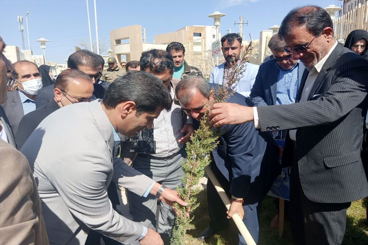 برگزاری جشن روز درختکاری و هفته منابع طبیعی در بیمارستان شهید جلیل یاسوج + تصاویر
