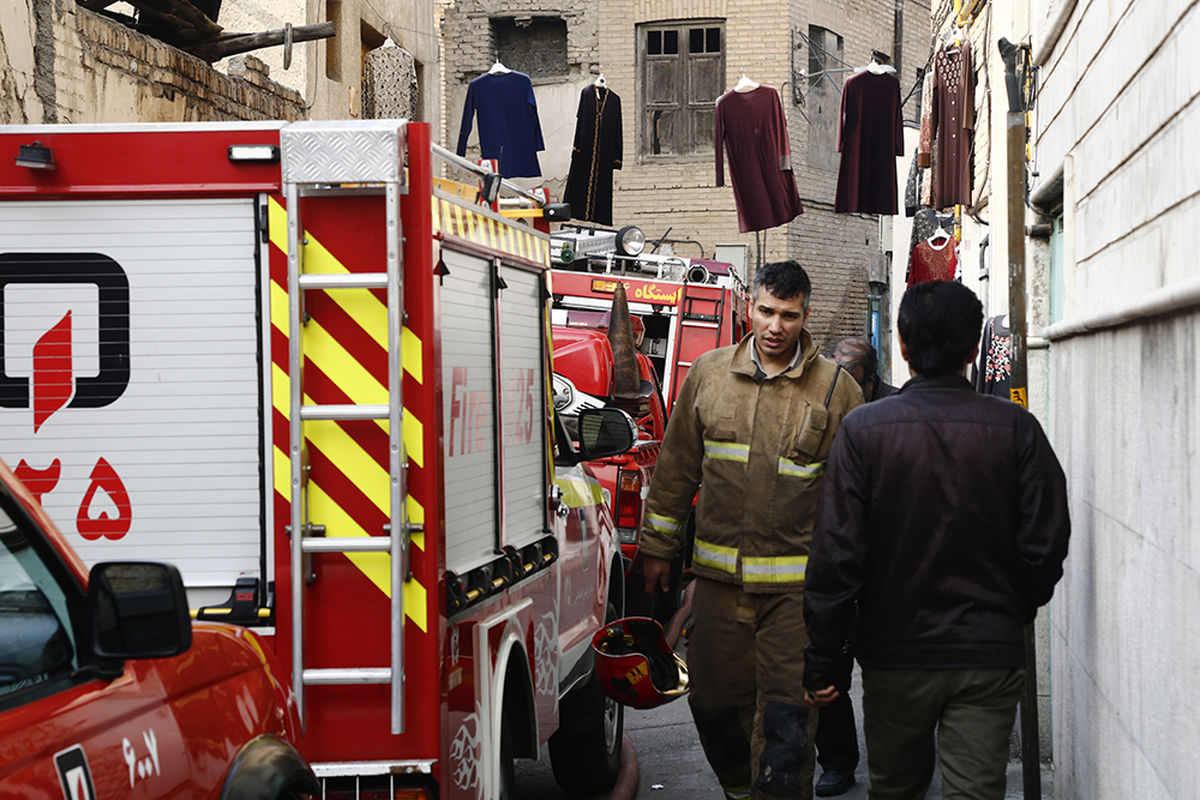 آتش گرفتن ۸۰ مغازه تولید کفش در بازار تهران