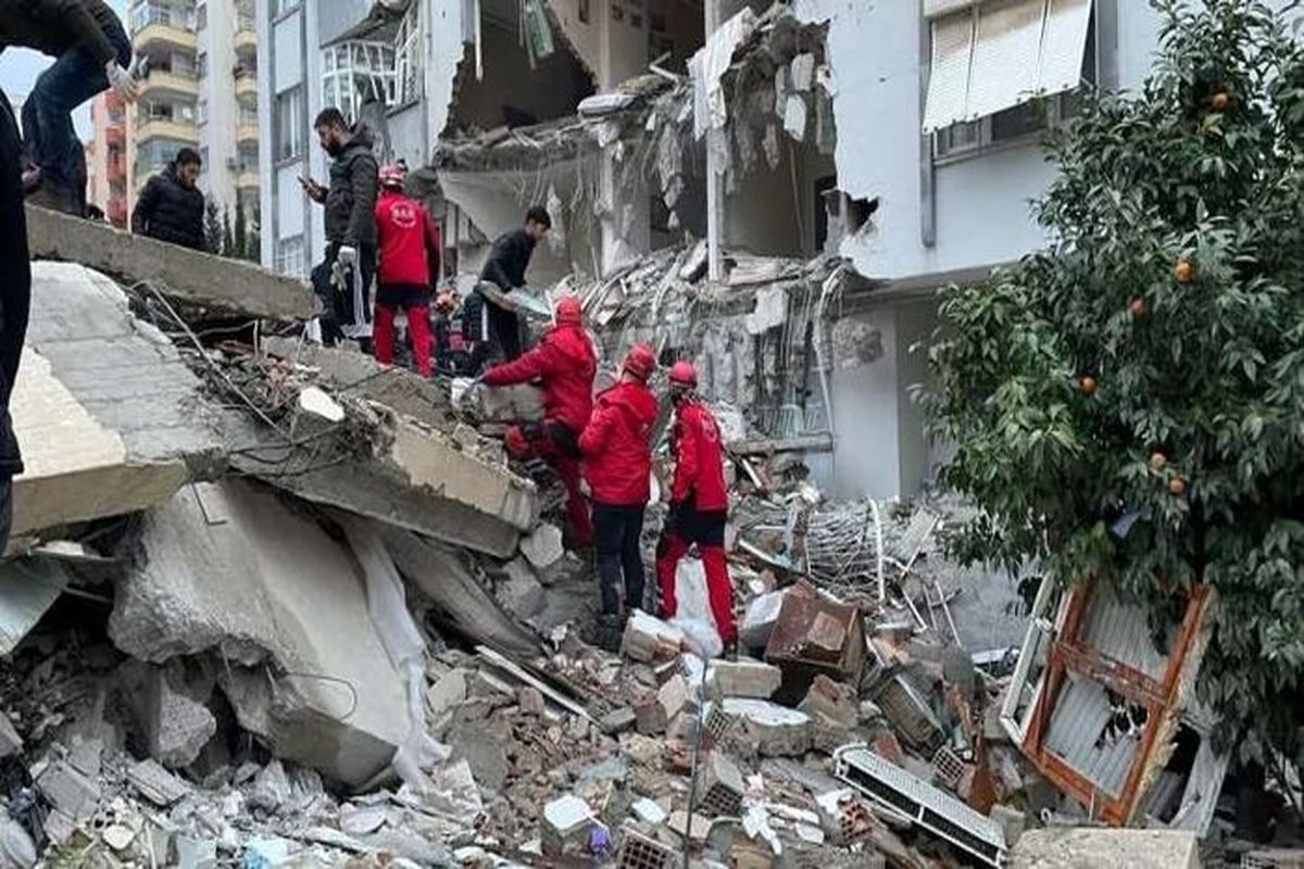فقط بالکن از یک ساختمان در زلزله ترکیه به جا مانده است!+عکس