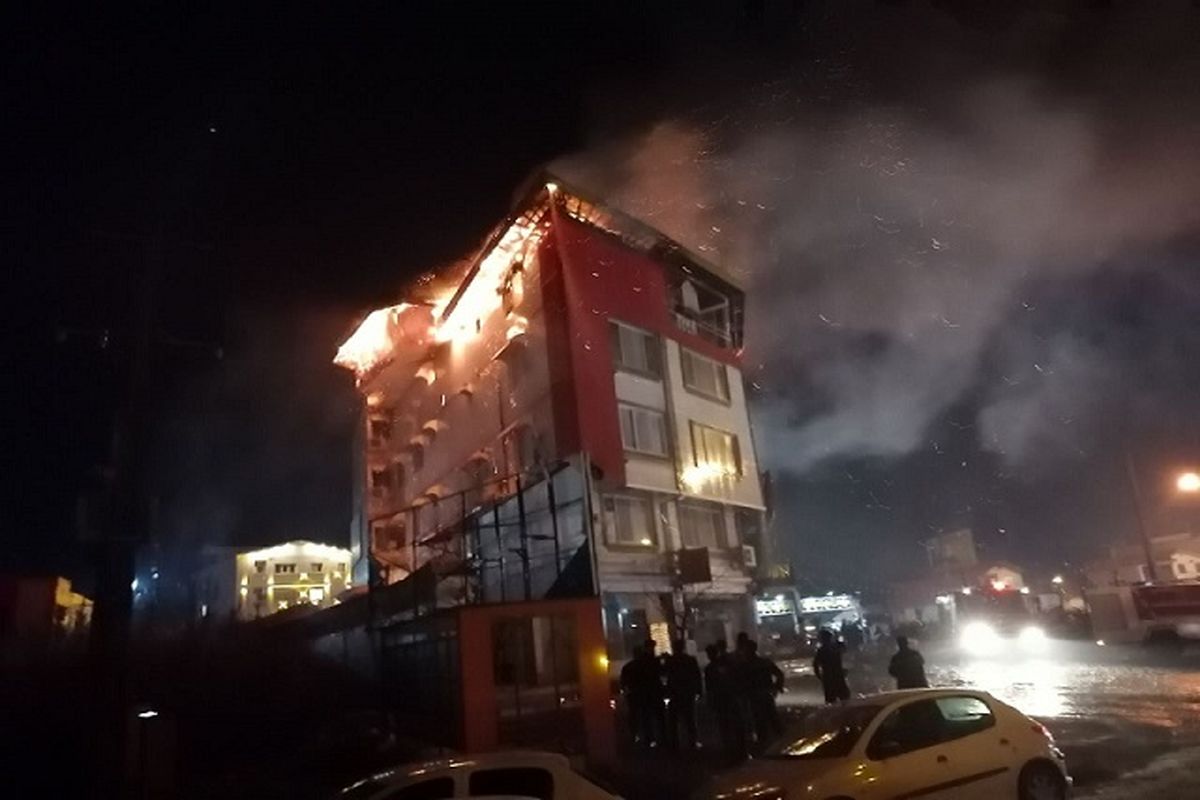 تلاش سه ساعته برای مهار آتش سوزی یک ساختمان تجاری