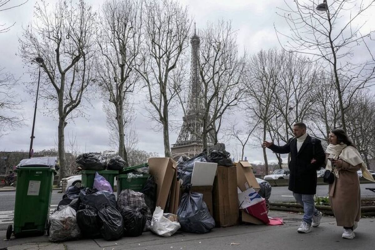 بوی تعفن ۷هزار تن زباله در پاریس/ اعتصابات علیه دولت مکرون ادامه دارد