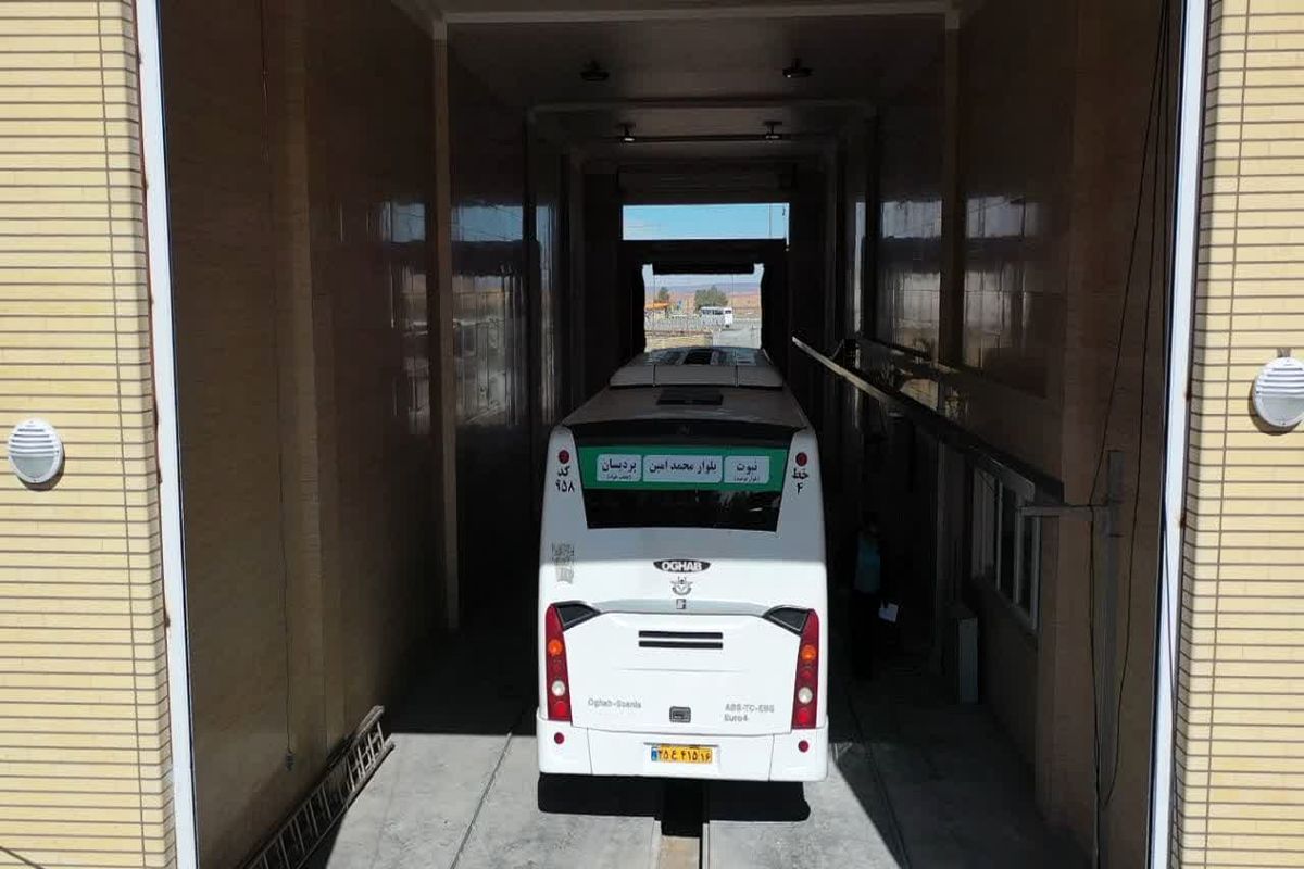 بهره‌برداری از سامانه شستشوی مکانیزه اتوبوس‌های شهری قم