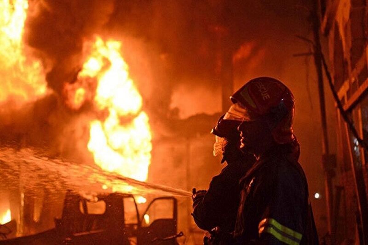 نجات دختر ۱۶ ساله زاهدانی از میان شعله‌های آتش و دود