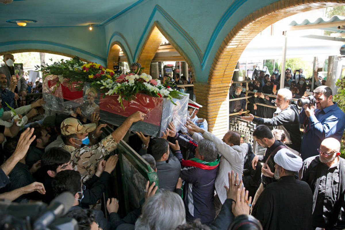 عکسی از آرامگاه ابدی نادر طالب‌زاده در بهشت زهرا و در کنار شهید مرتضی آوینی