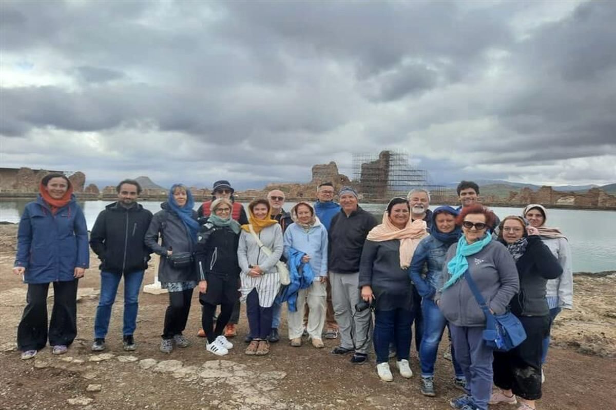 بازدید نخستین گروه گردشگران خارجی امسال از «تخت سلیمان» تکاب