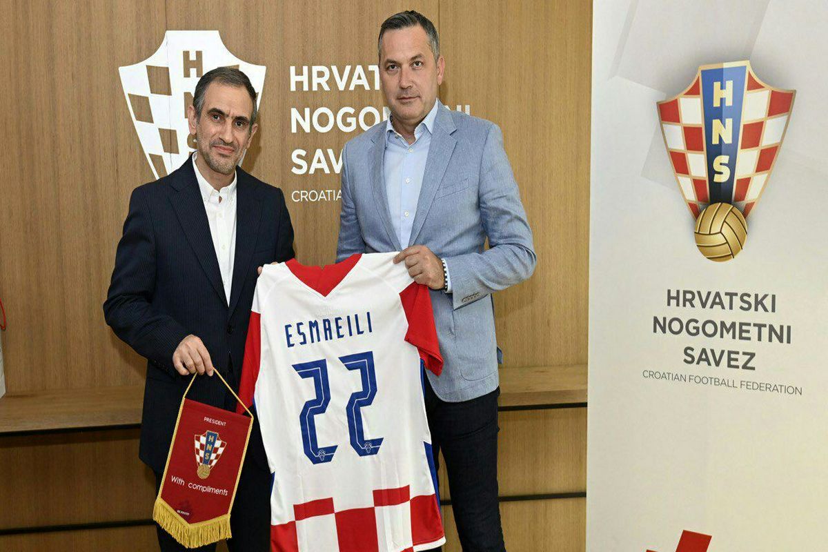 پیراهن شماره ۲۲ تیم ملی کرواسی به سفیر ایران هدیه شد