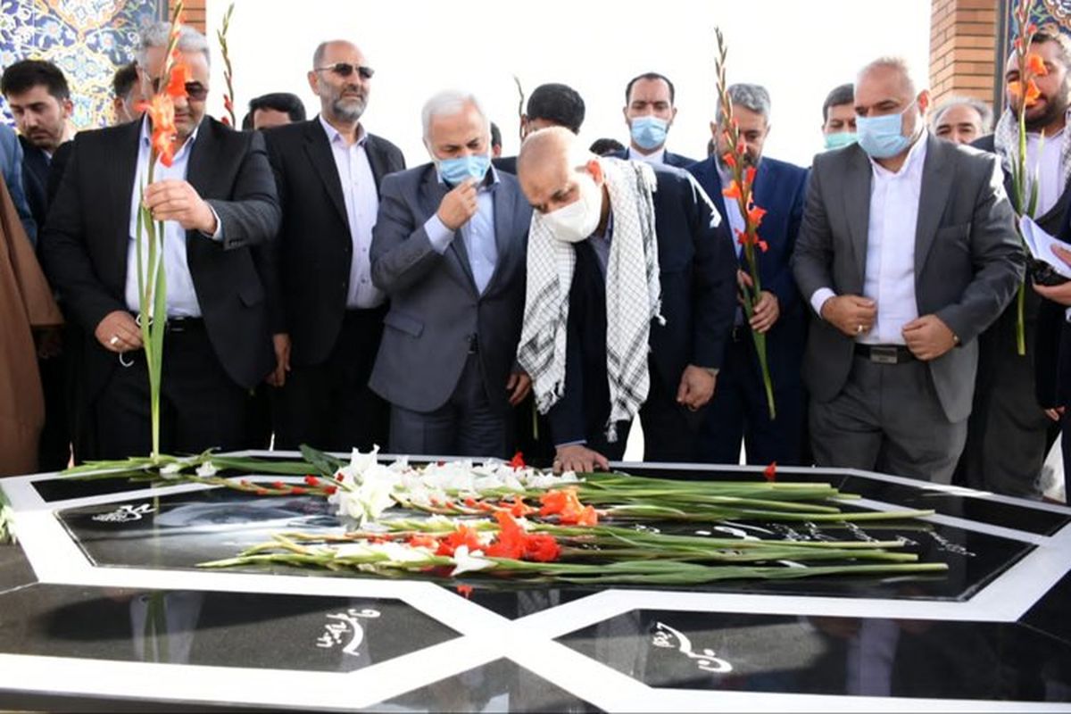 وزیر کشور به شهدای آذربایجان‌غربی ادای احترام کرد