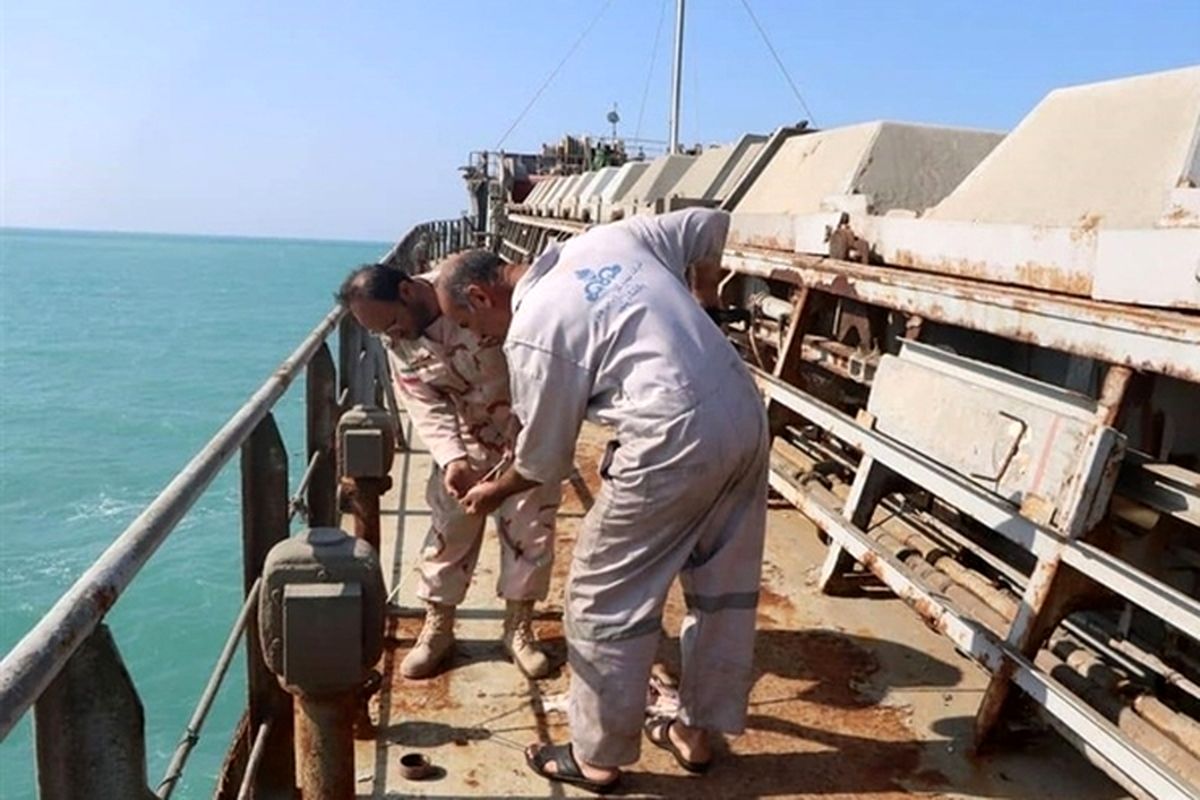 کشف ۱۵۰ هزار لیتر سوخت در دریای عمان