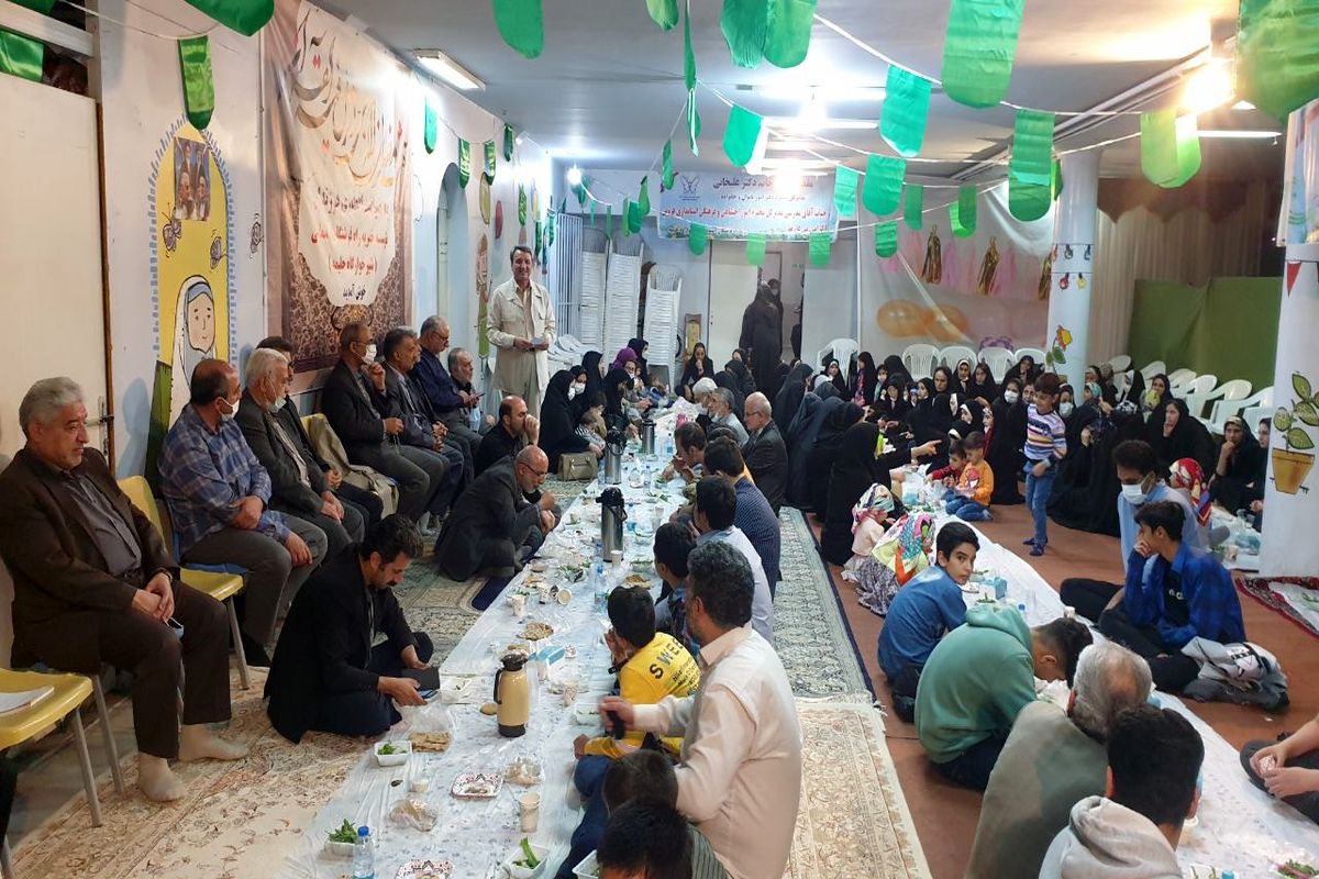 ضیافت افطاری در شیرخوارگاه حلیمه قزوین/ خیرین با فرزندان معنوی خود افطار کردند