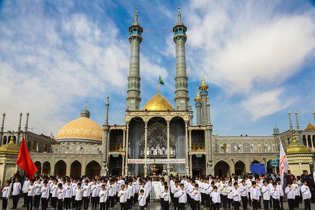 اجرای سرود سلام فرمانده در مرکز انقلاب/ببینید