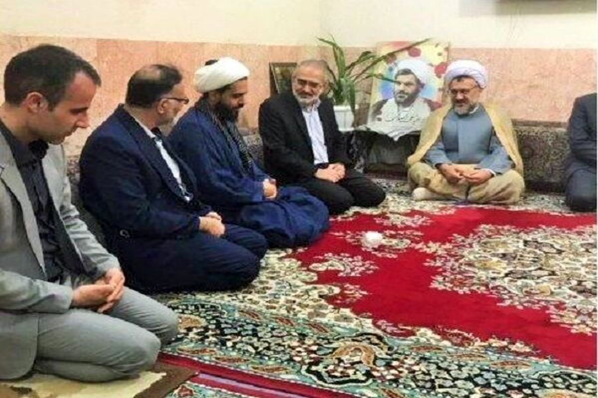 دیدار معاون رییس‌جمهور با خانواده شهید حمله تروریستی حرم رضوی