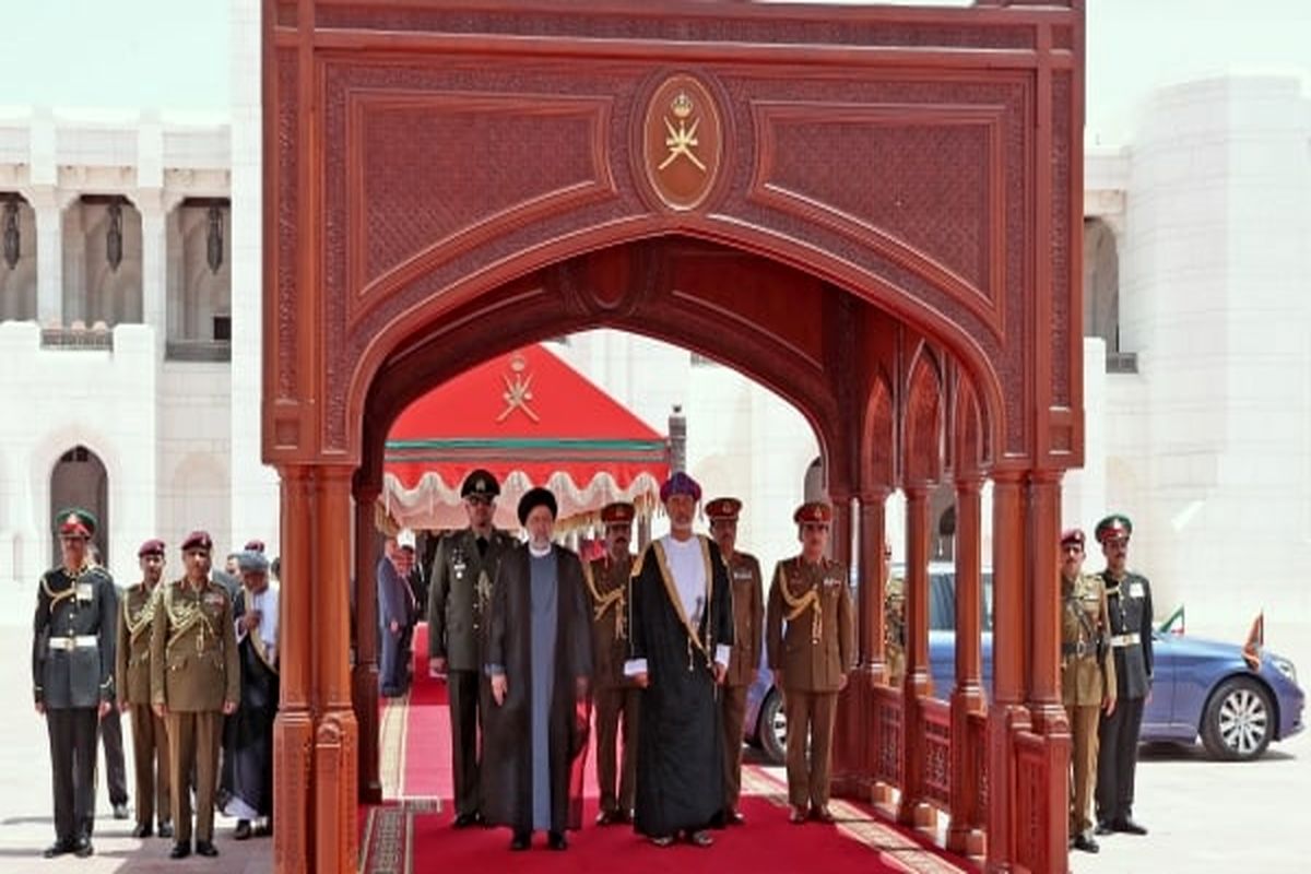 برگزاری مراسم استقبال رسمی سلطان عمان از آیت الله رئیسی در کاخ العلم