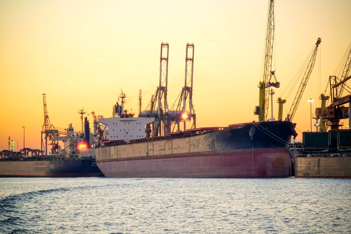 پهلودهی ۱۶ فروند کشتی حامل کالاهای اساسی در بندر شهید رجایی