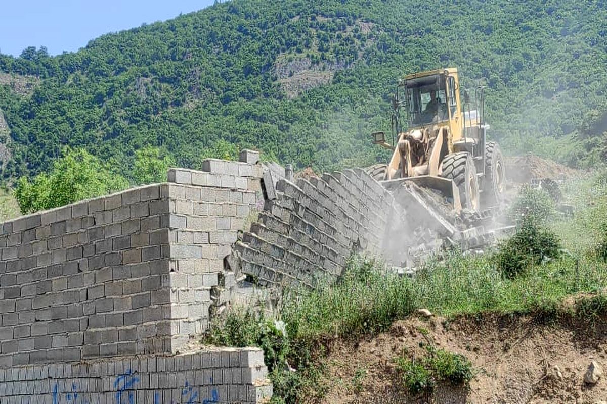 تخریب ۵۰ مورد دیوارکشی غیرمجاز در اراضی ملی و کشاورزی در آمل