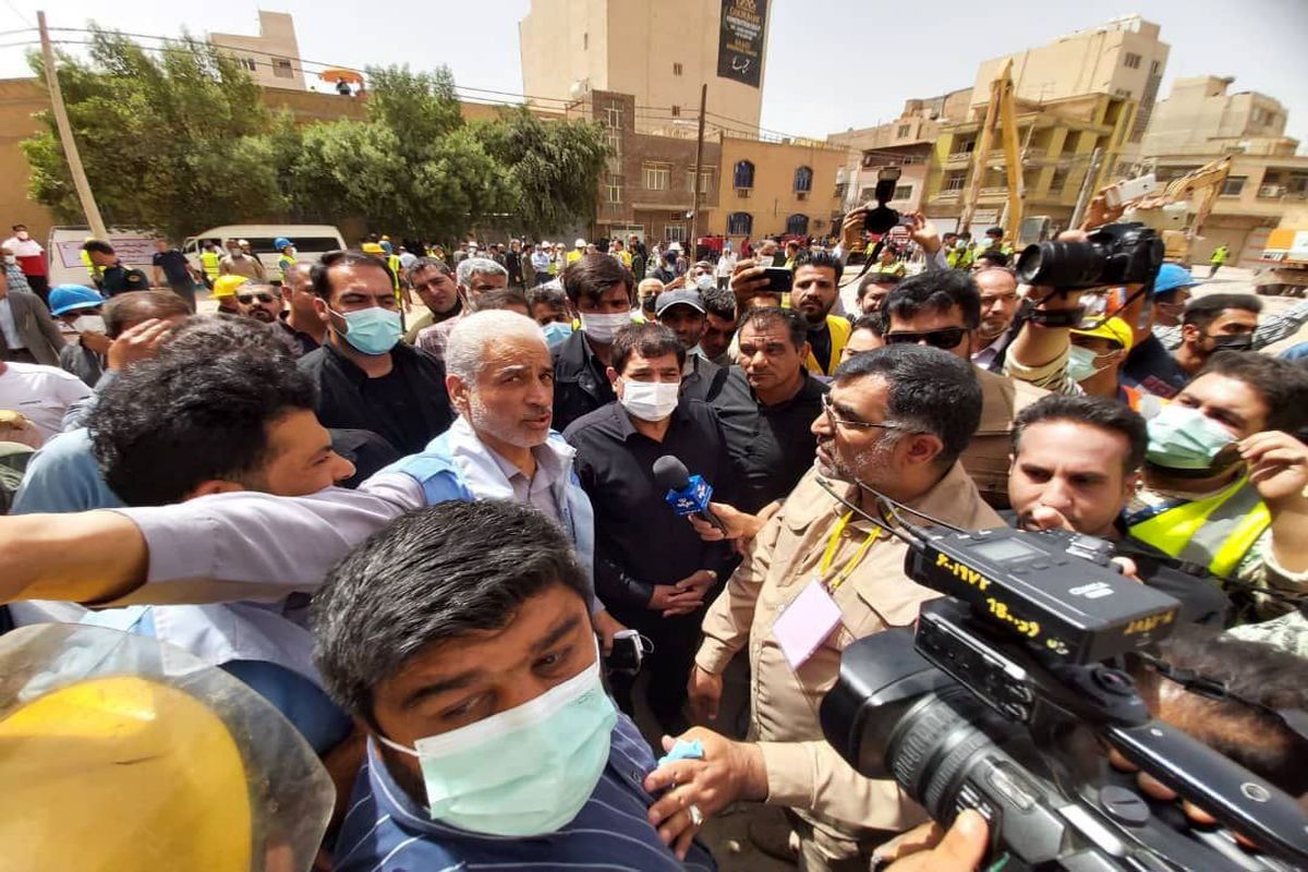 فیلم حضور معاون اول رئیس جمهور در مترو‌پل آبادان