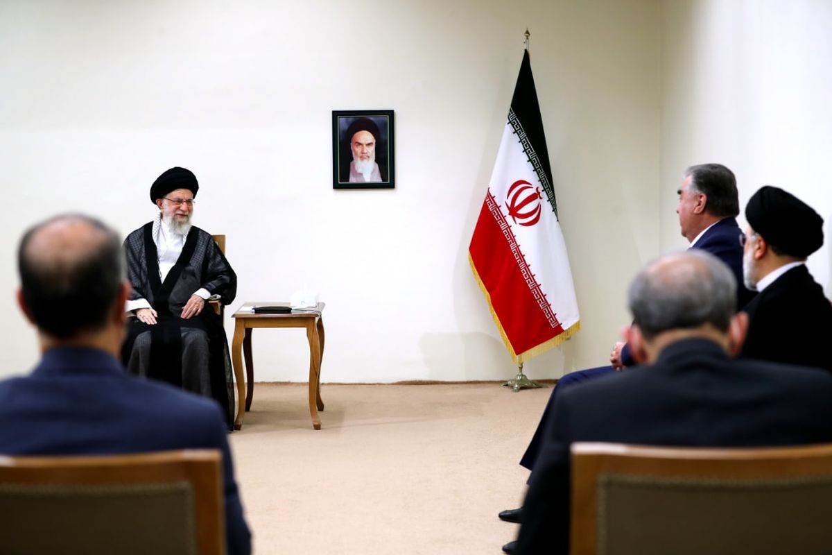آیت‌الله خامنه‌ای: ایران و تاجیکستان دو کشور خویشاوند و برادر هستند/ تحریم، اسلحه قدرت‌ها برابر کشورهاست