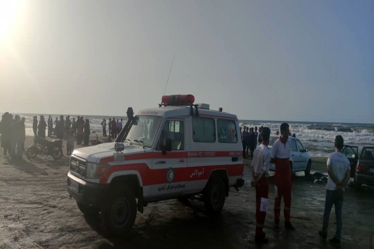 امدادرسانی نجاتگران جمعیت هلال احمر به حادثه دیده گان دریای کاسپین