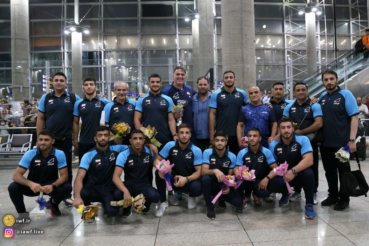 بازگشت تیم ملی کشتی آزاد جوانان پس از تاریخ‌سازی
