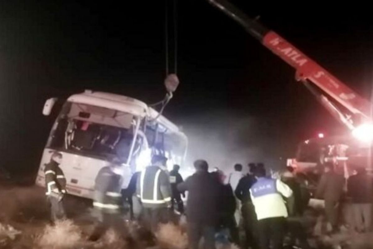 واژگونی اتوبوس در زنجان با ۳ فوتی و ۱۴ مصدوم