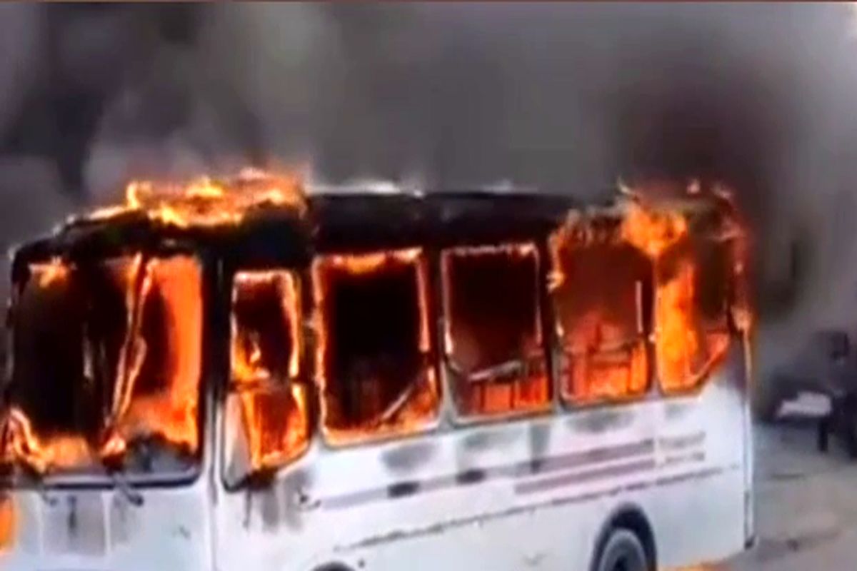 آتش گرفتن مینی بوس با ۲۰ مسافر