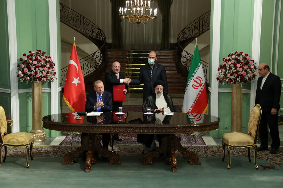 ایران و ترکیه برنامه جامع همکاری‌های بلندمدت امضا کردند