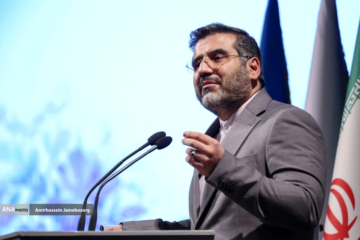 وزیر فرهنگ و ارشاد اسلامی بر سر مزار شهدای رزن