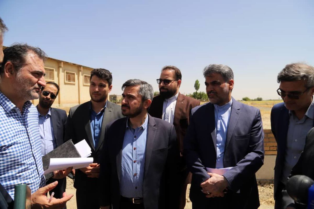 سفر بنیامین شکوه‌فر به همدان/بازدید از پروژه نیمه‌تمام زمین چمن و سالن کشتی صالح آباد