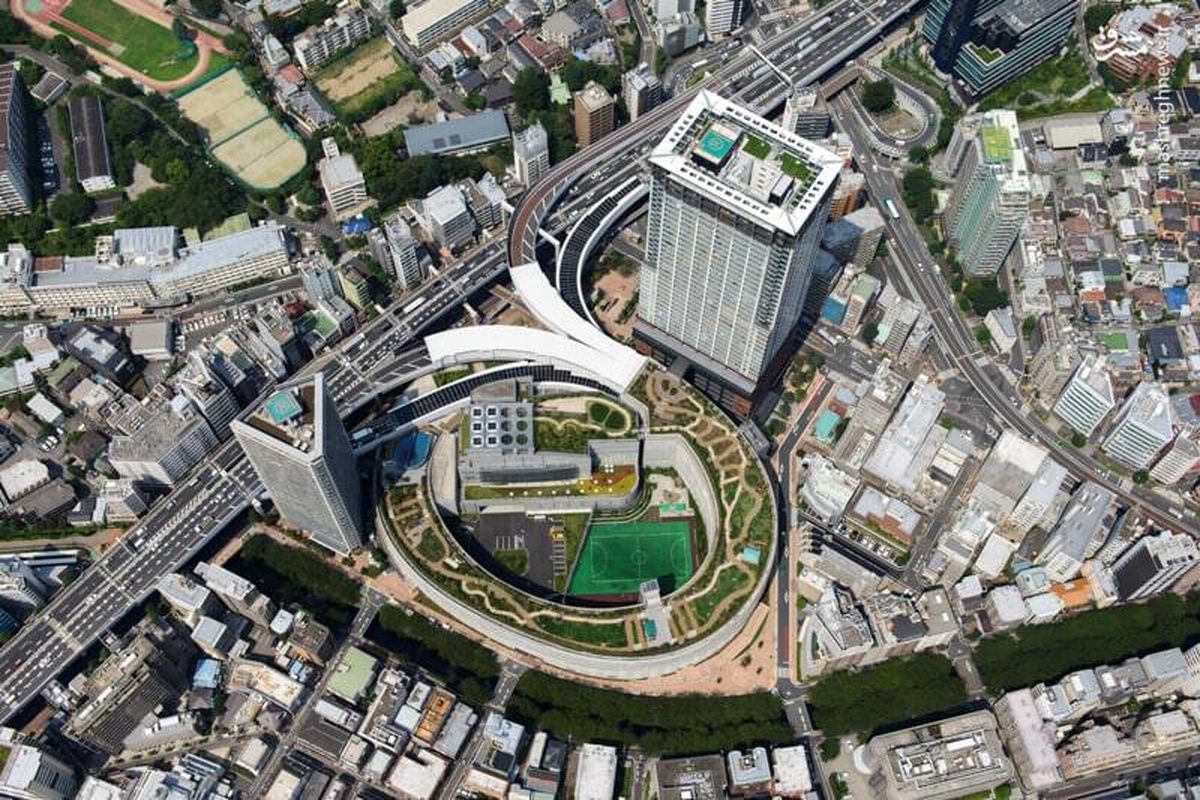 یک زمین فوتبال ذوزنقه شکل در وسط یک ساختمان و در مرکز شهر+ عکس